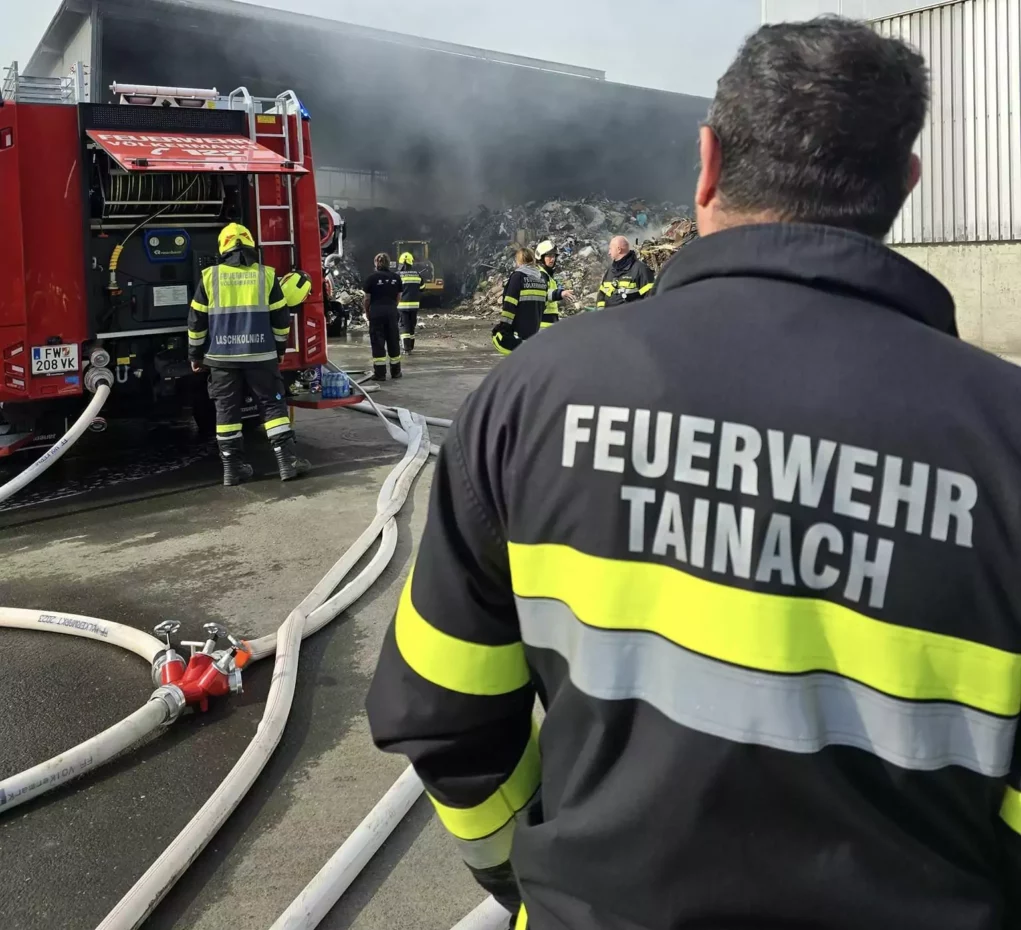 Lagerhalle bei Mülldeponie brannte: 30 Florianis im Einsatz