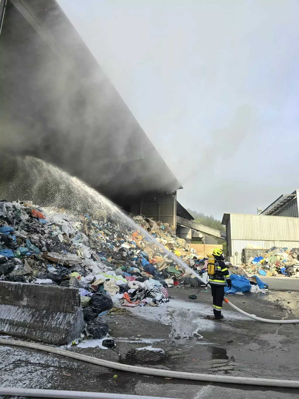 Lagerhalle bei Mülldeponie brannte: 30 Florianis im Einsatz