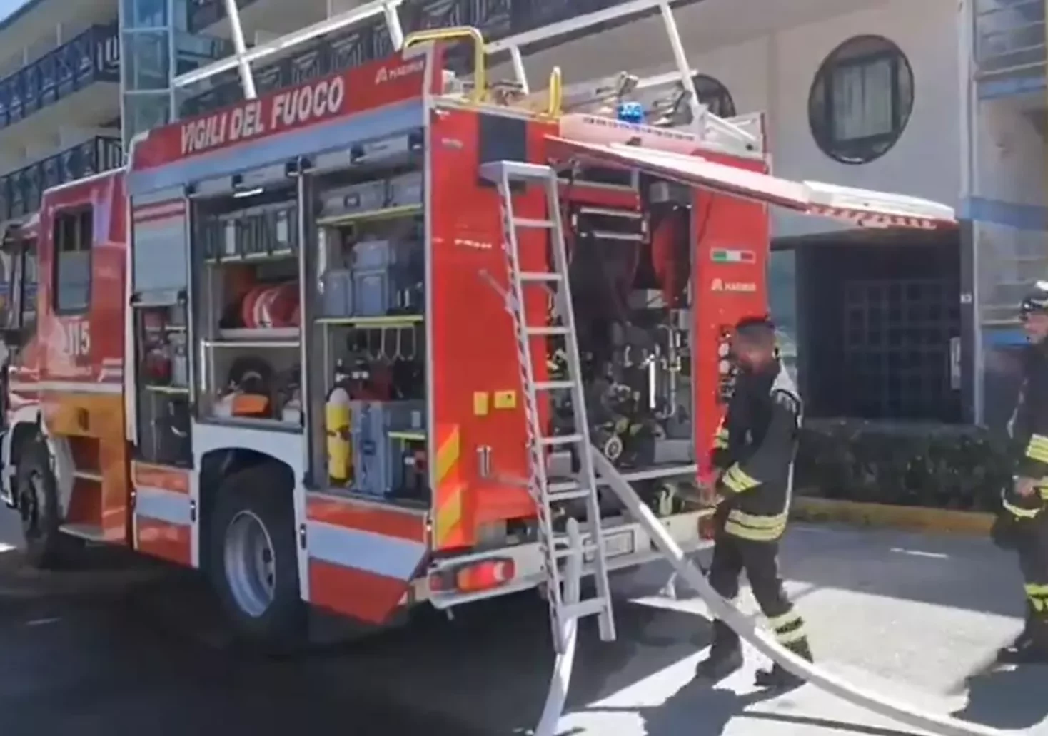 Foto in Beitrag von 5min.at: Zu sehen sind mehrere Feuerwehrmänner der Feuerwehr in Lignano bei dem Großbrand.