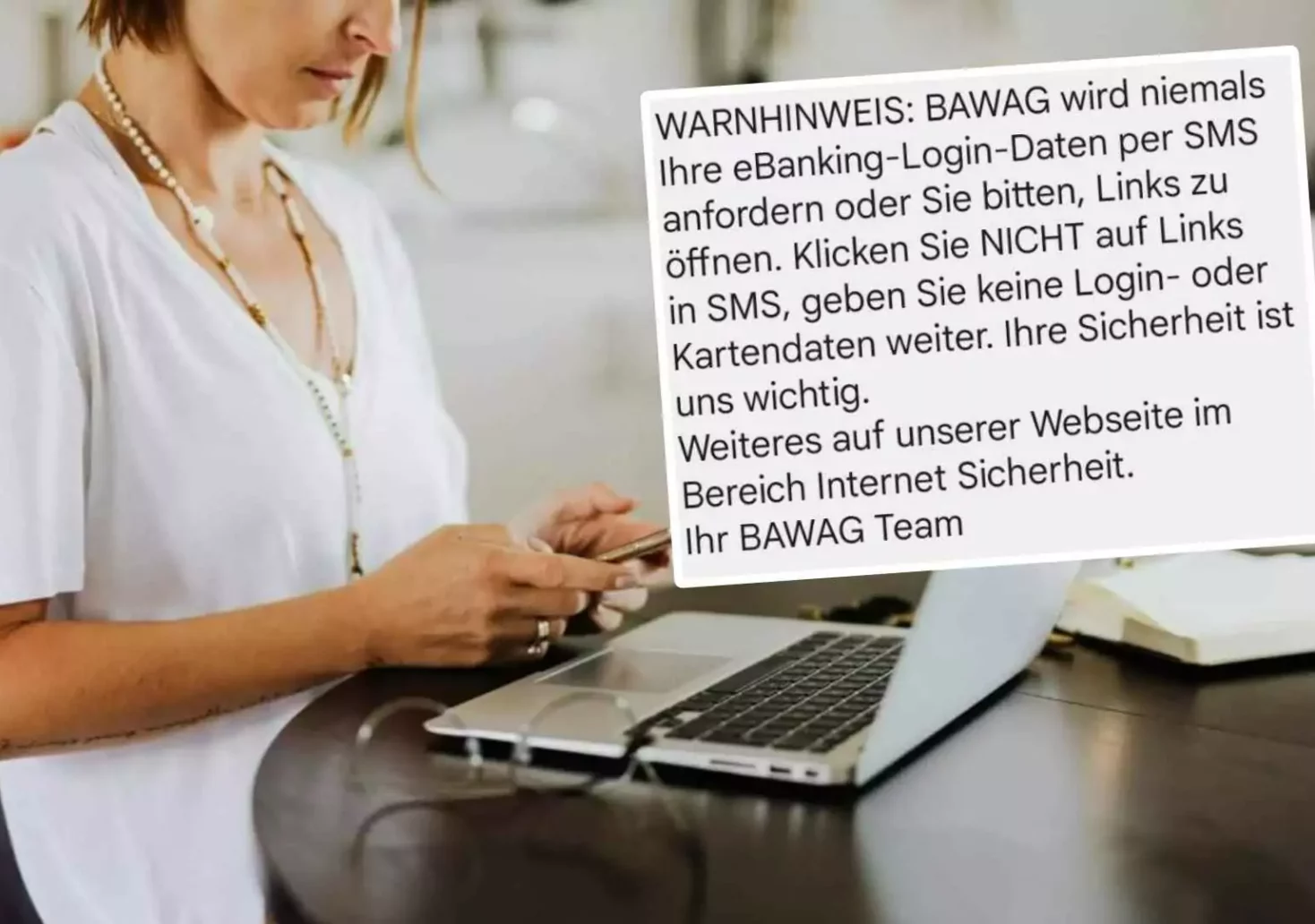 Foto in Beitrag von 5min.at: Zu sehen ist die BAWAG-SMS, die vor Betrügern warnt und eine Frau mit einem Handy in der Hand, die vor einem Laptop sitzt.