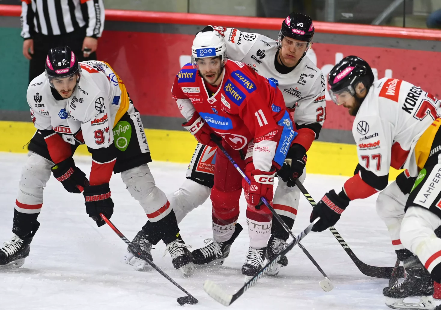 Ein Bild auf 5min.at zeigt Stürmer Lukas Haudum bei einem Eishockeymatch.
