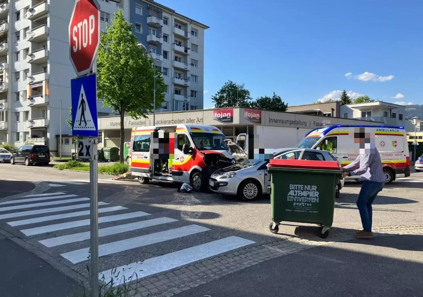 Foto in Beitrag von 5min.at: Zu sehen ist der Unfall in Villach, in den ein Rettungsauto und ein Auto verwickelt waren.