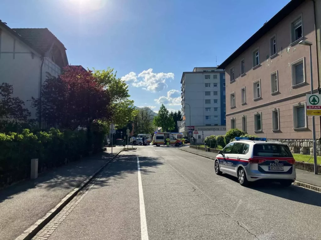 Foto in Beitrag von 5min.at: Zu sehen ist die Polizei beim Unfall in Völkendorf.