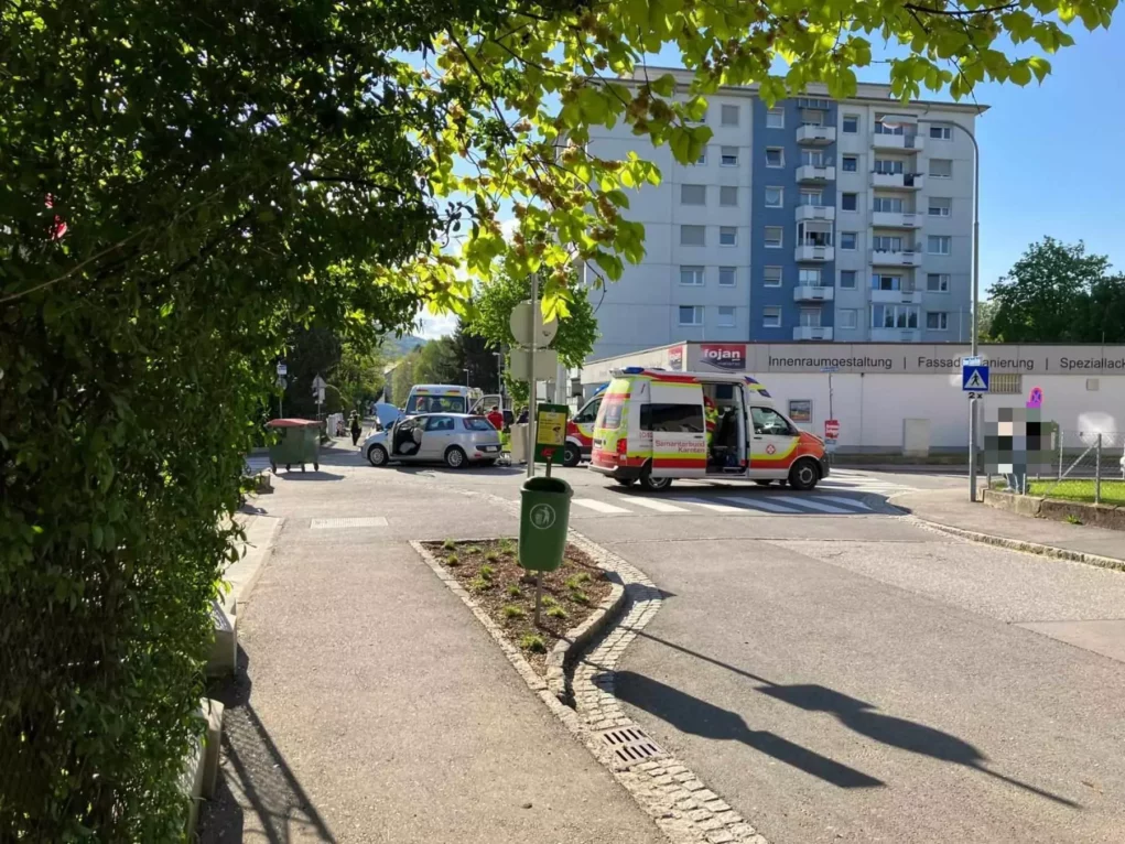 Foto in Beitrag von 5min.at: Zu sehen ist die Rettung beim Unfall in Völkendorf.