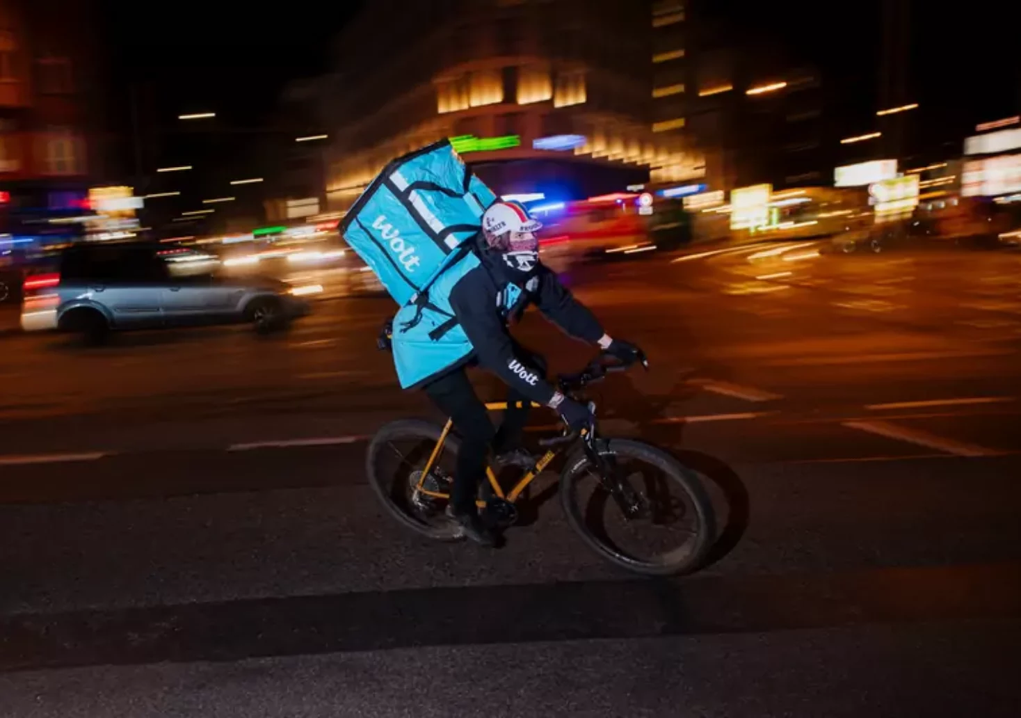 Bild auf 5min.at zeigt einen Fahrrad-Lieferanten von Wolt.