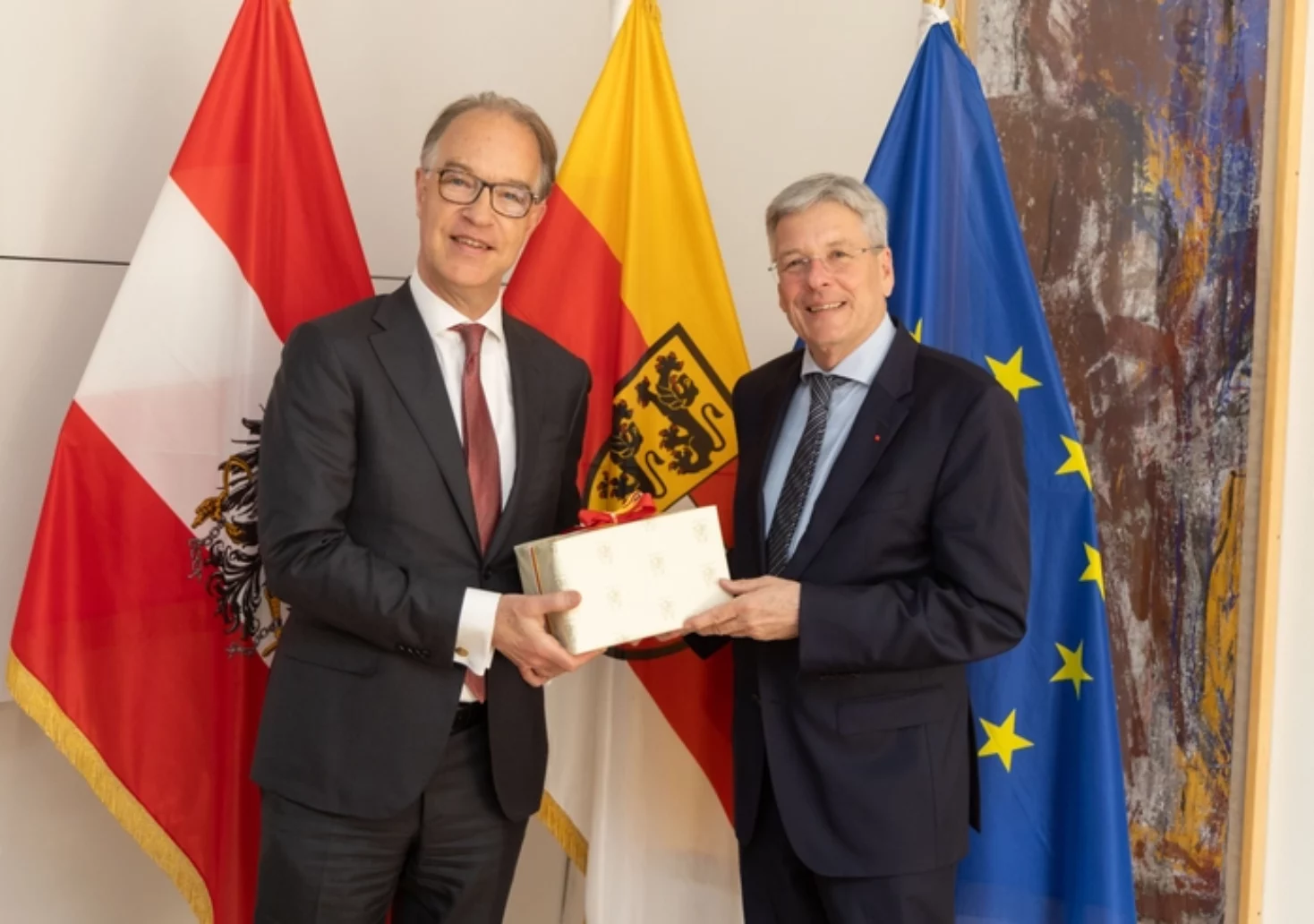 Ein Foto auf 5min.at zeigt den Niederländischen Botschafter Peter Potman mit Landeshauptmann Peter Kaiser (SPÖ)