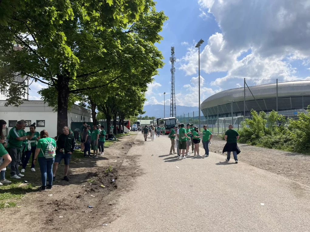 Ein Bild auf 5min.at zeigt Fans des SK Rapid Wien vor dem Wörthersee Stadion in Klagenfurt.