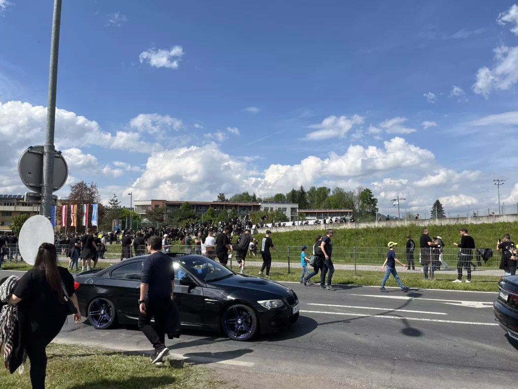 Ein Bild auf 5min.at zeigt Fans des SK Sturm Graz vor dem Wörthersee Stadion in Klagenfurt.