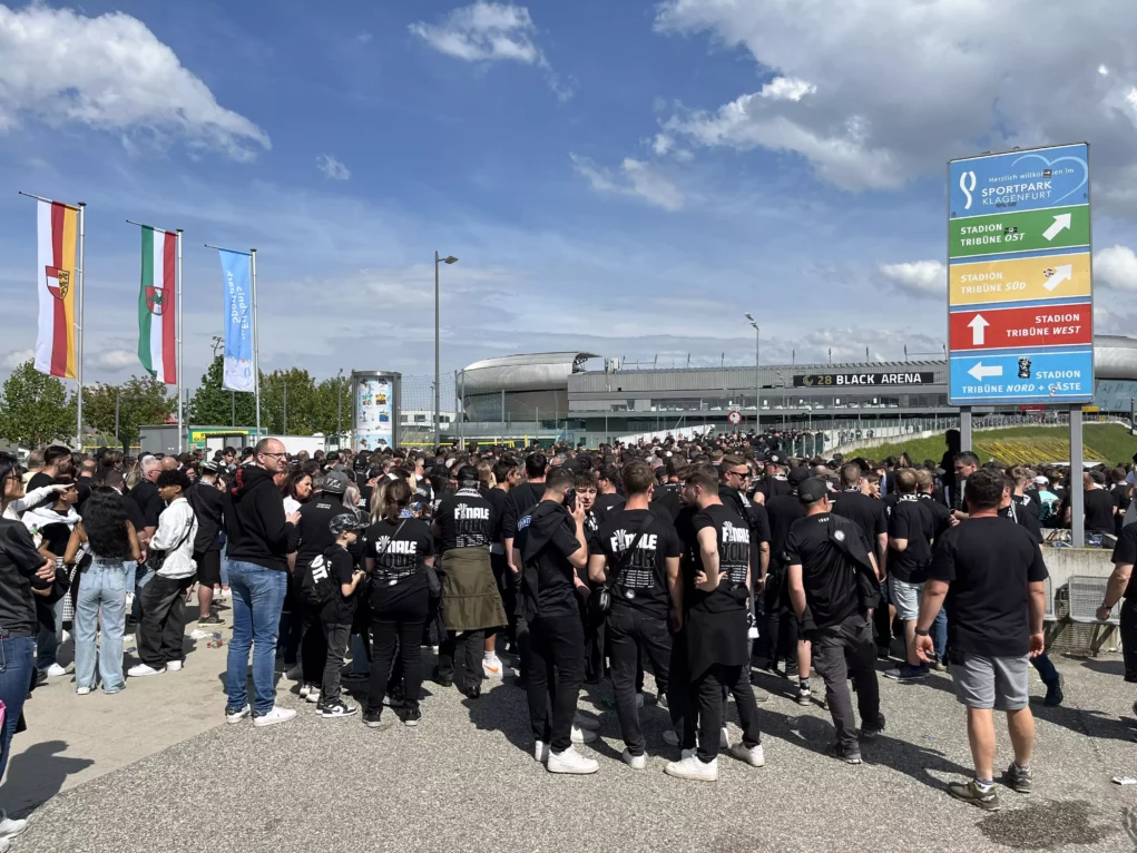 Ein Bild auf 5min.at zeigt Fans des SK Sturm Graz vor dem Wörthersee Stadion in Klagenfurt.