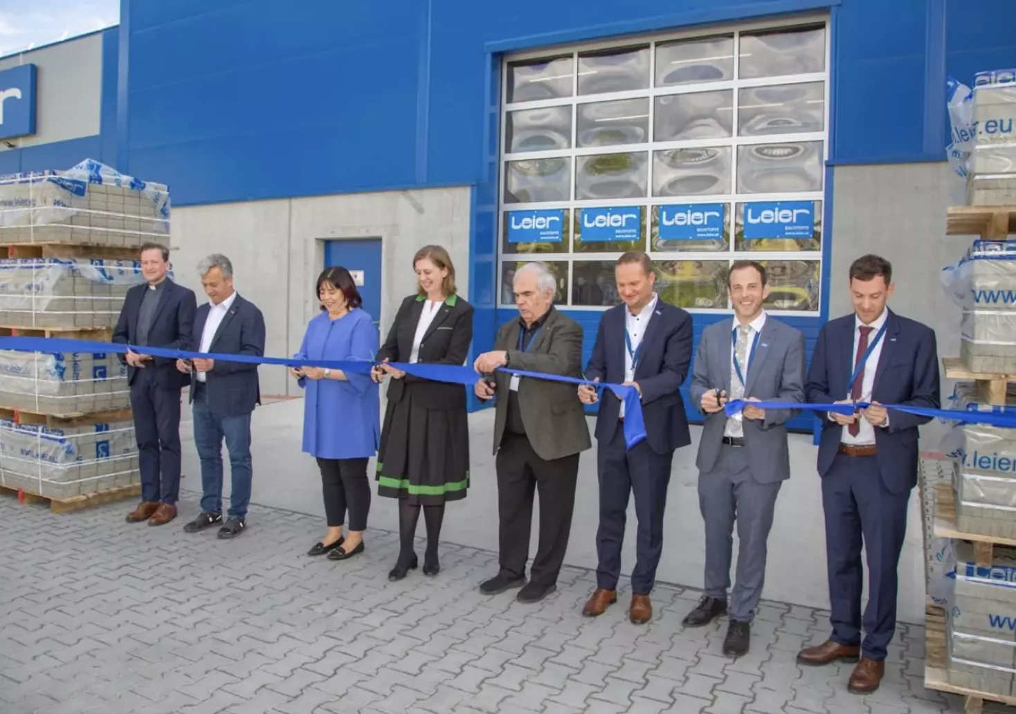 Foto auf 5min.at zeigt die Eröffnung des Leier Betonwerkes in Kirchbach.