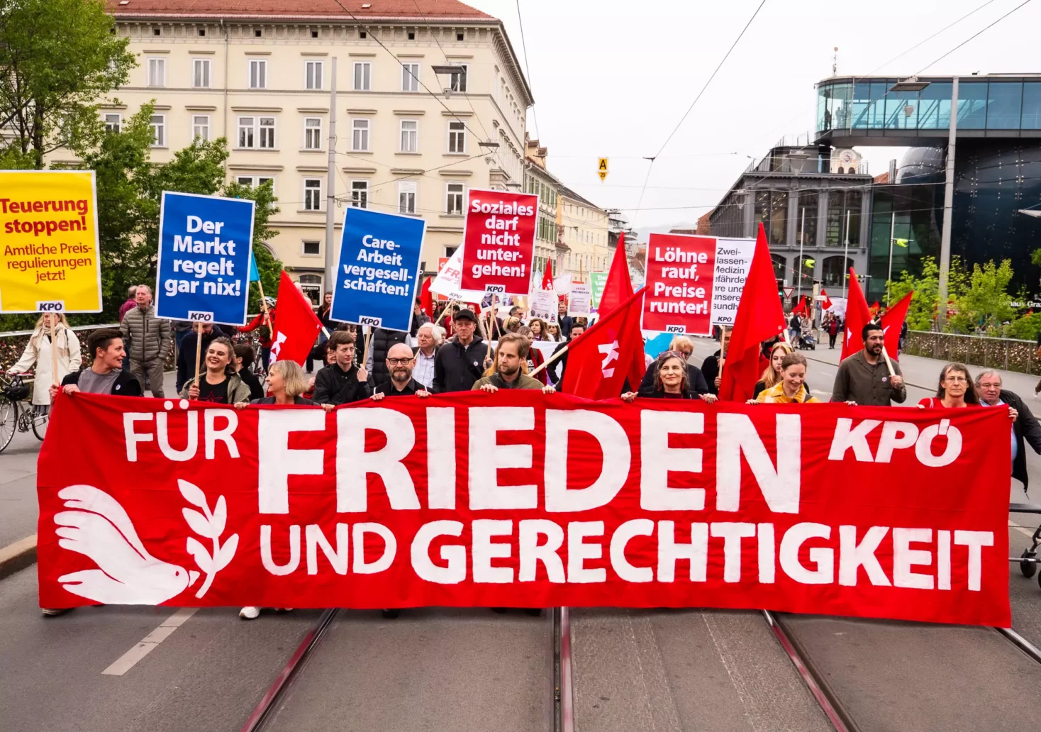 Foto auf 5min.at zeigt die 1.Mai Demo der KPÖ in Graz.