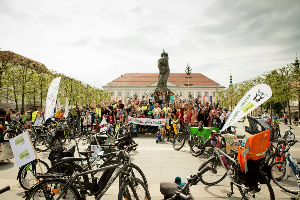Ein Bild auf 5min.at zeigt Fahrräder am Neuen Platz in Klagenfurt.