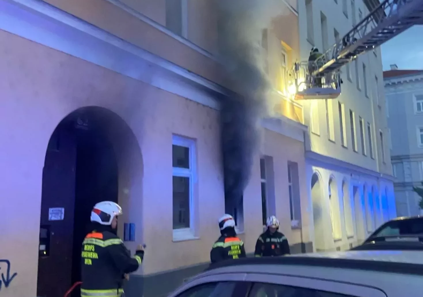 Wohnung in Flammen: Dramatischer Einsatz der Feuerwehr rettet 37 Leben