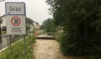 Foto auf 5min.at zeigt dass es bei Starkregen es immer wieder zu Überflutungen entlang des Schöckelbachs kam.