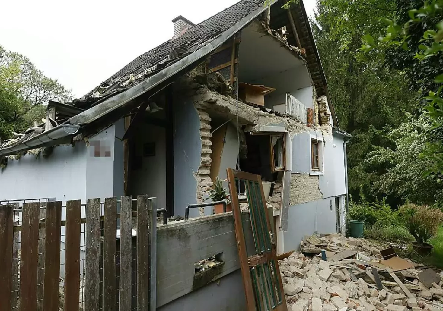 Foto auf 5min.at zeigt das Haus nach der Explosion.