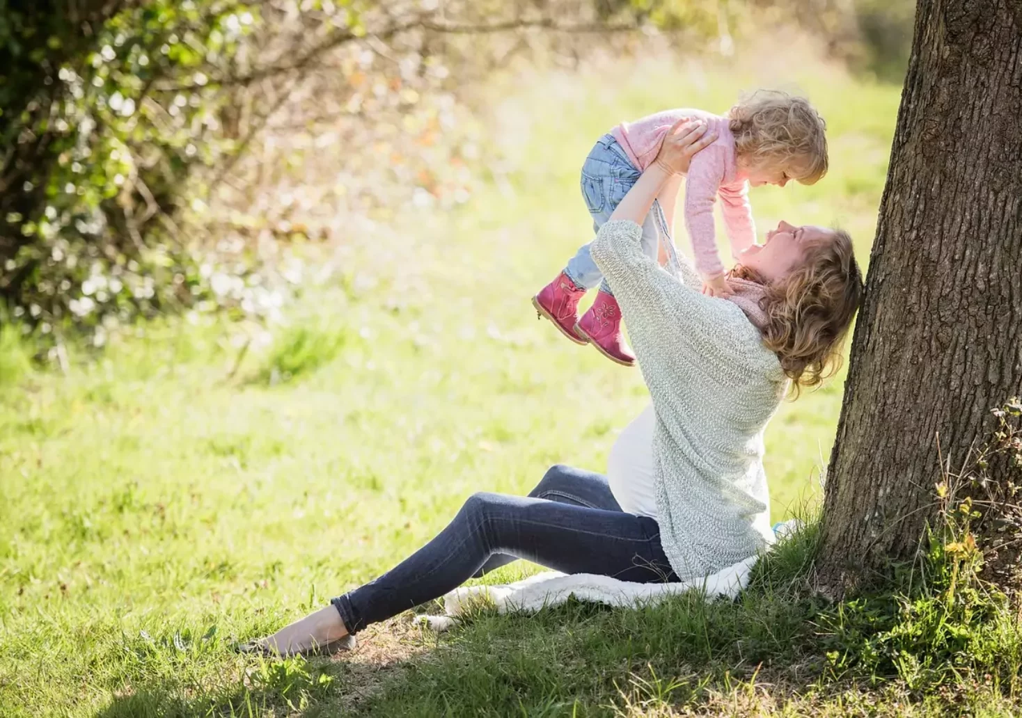 Das Bild auf 5min.at zeigt eine Mutter mit Kind unter einem Baum