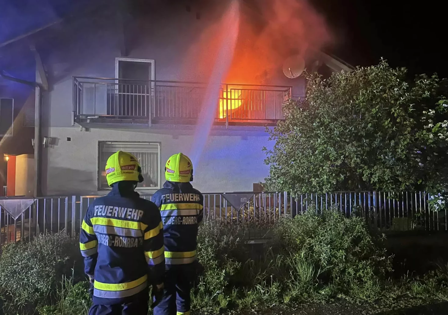 Das Bild auf 5min.at zeigt einen Balkonbrand nachts in Graz