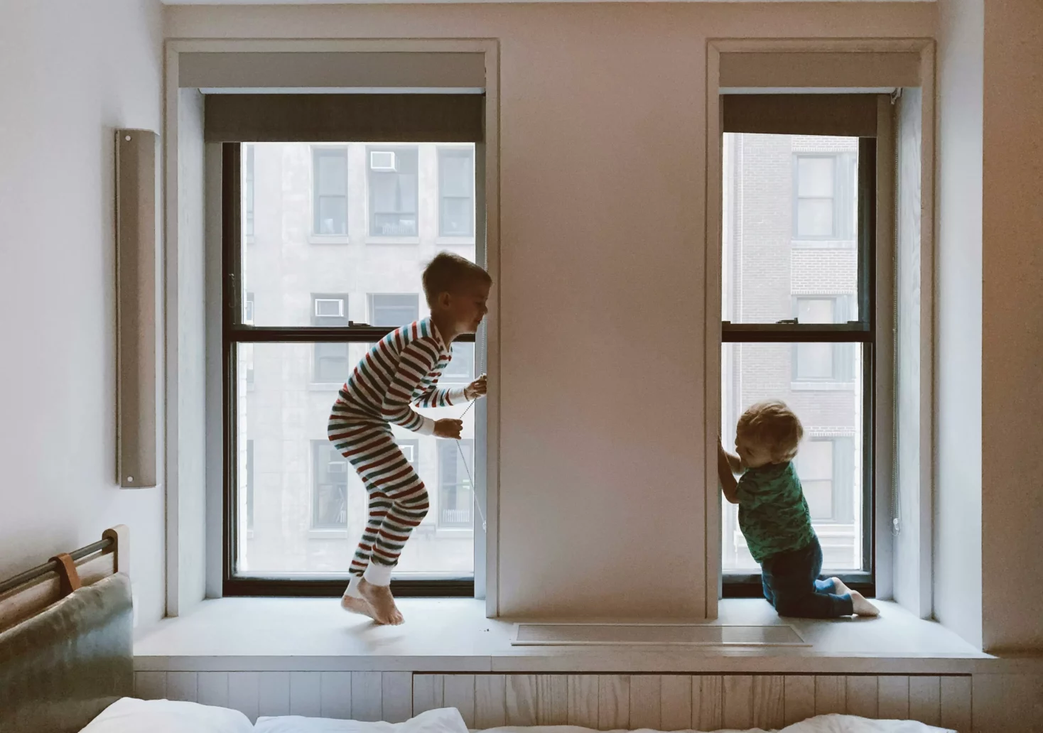 Bild auf 5min.at zeigt zwei Kinder beim Spielen vorm Fenster