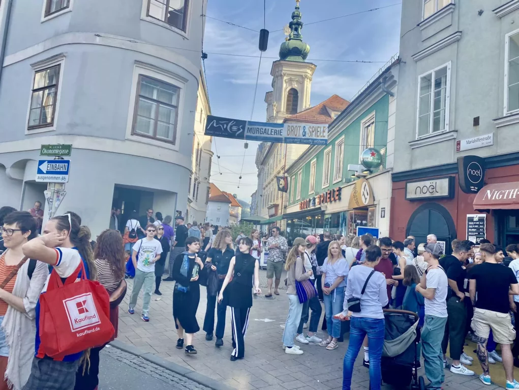 Bild auf 5min.at zeigt mehrere Personen im Grazer Bezirk Lend.