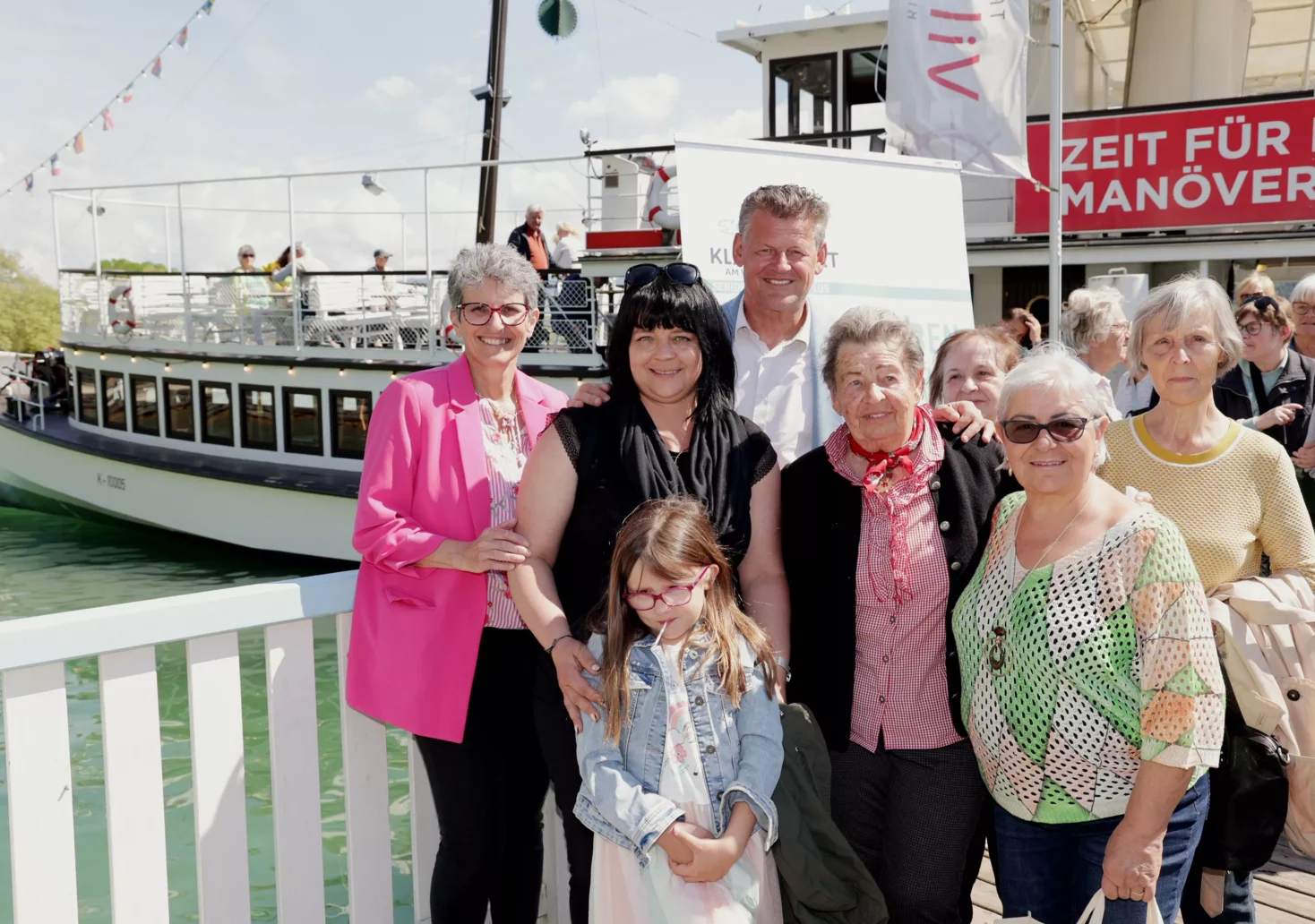 Bild auf 5 min.at zeigt Bürgermeister Christian Scheider und Mag. Karin Ertl hießen die Teilnehmerinnen der Muttertagsschifffahrt herzlich willkommen.