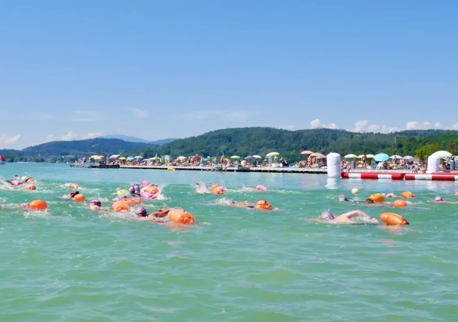 Badesaison eröffnet: Athleten bereiten sich auf Schwimm-Wettkampf vor