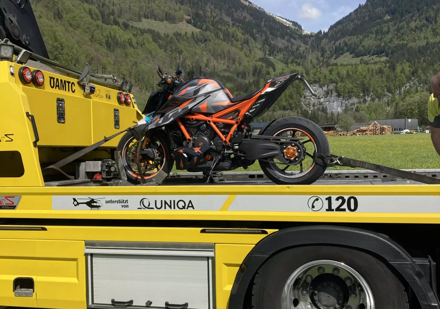 Das Bild auf 5min.at zeigt ein KTM-Motorrad, das beschlagnahmt wurde.
