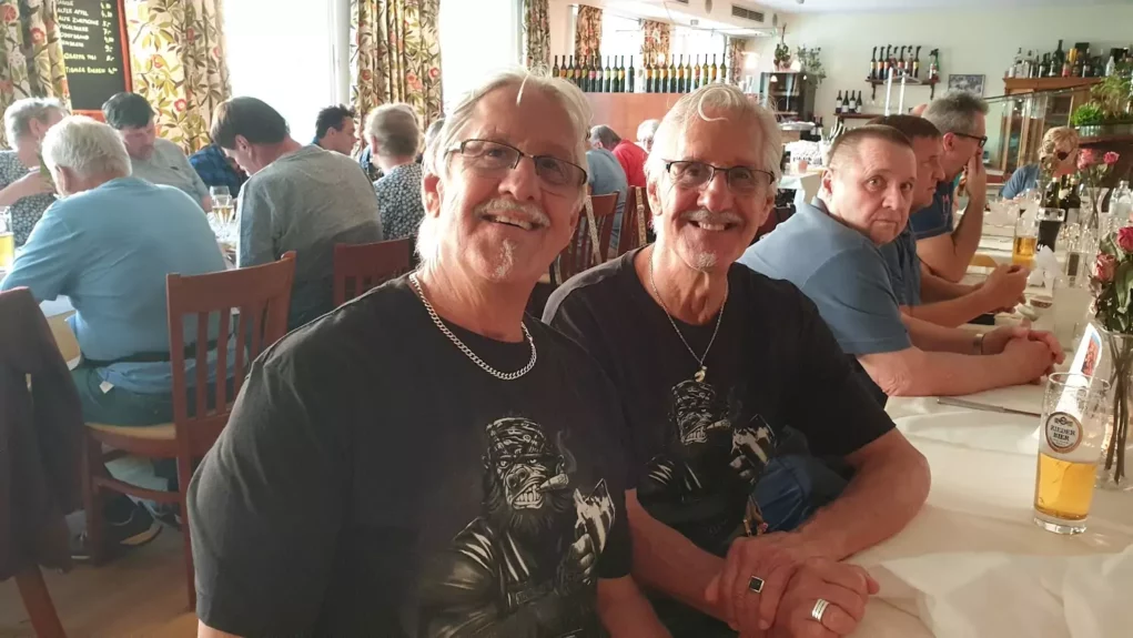 Foto in Beitrag von 5min.at: Zu sehen sind zwei Zwillinge, männlich, mit schwarzen T-Shirts und Brille.