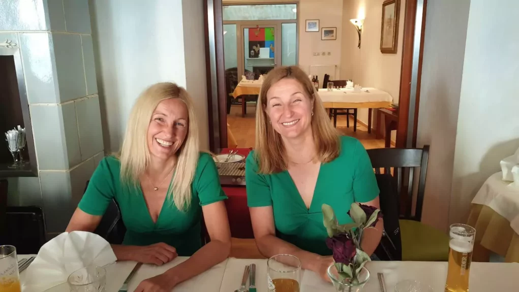 Foto in Beitrag von 5min.at: Zu sehen sind zwei Zwillinge, weiblich, mit grünen T-Shirts.