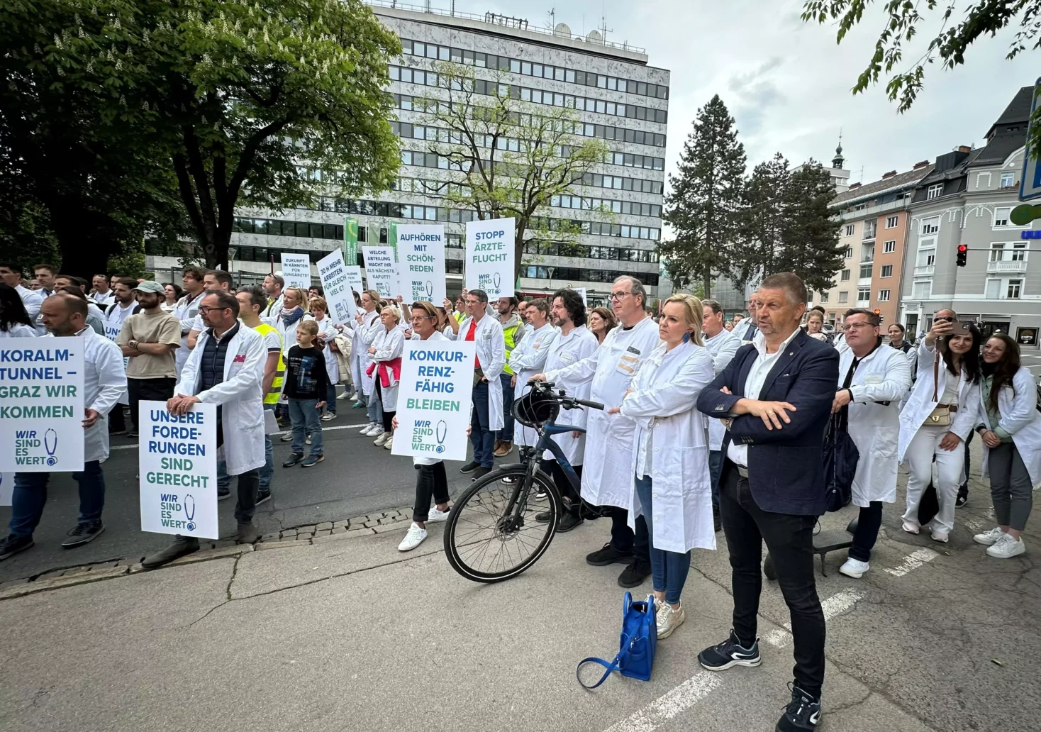 Das Bild auf 5min.at zeigt Ärzte bei einem Protest in Klagenfurt.