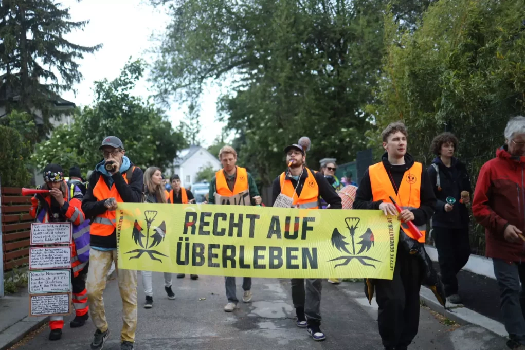 Bild auf 5min.at zeigt mehrere Personen der Klimavereinigung "Letzte Generation" bei einem Protestmarsch.