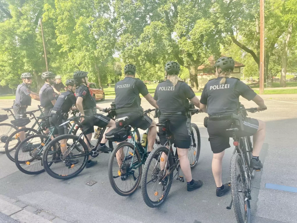 Bild auf 5min.at zeigt mehrere Polizisten, die auf einem Fahrrad sitzen.