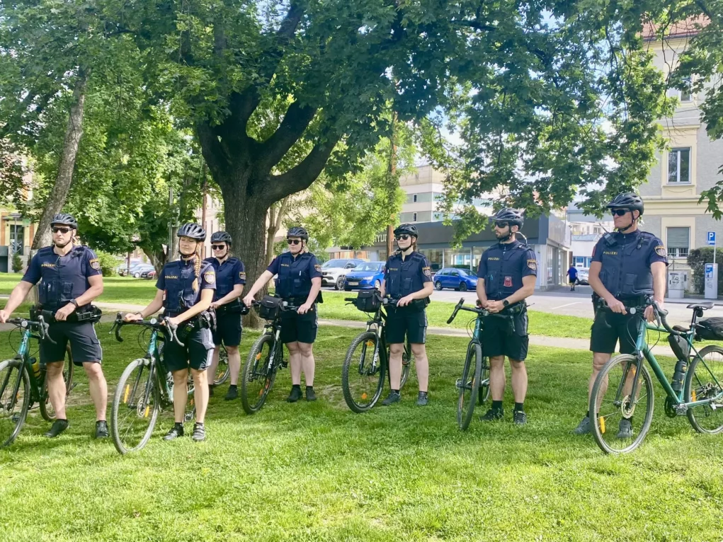Bild auf 5min.at zeigt mehrere Polizisten mit einem Fahrrad stehen nebeneinander.