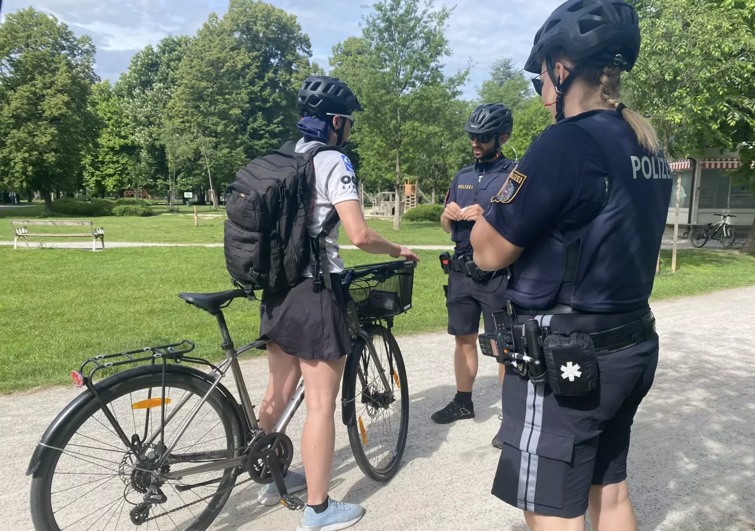 Bild auf 5min.at zeigt zwei Polizisten bei einer Fahrrad-Kontrolle. Eine frau auf einem Fahrrad wird kontrolliert.