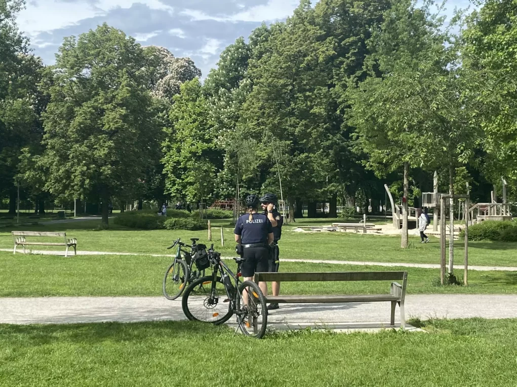 Bild auf 5min.at zeigt zwei Polizisten in einem Grazer Park. Neben ihnen stehen Räder.