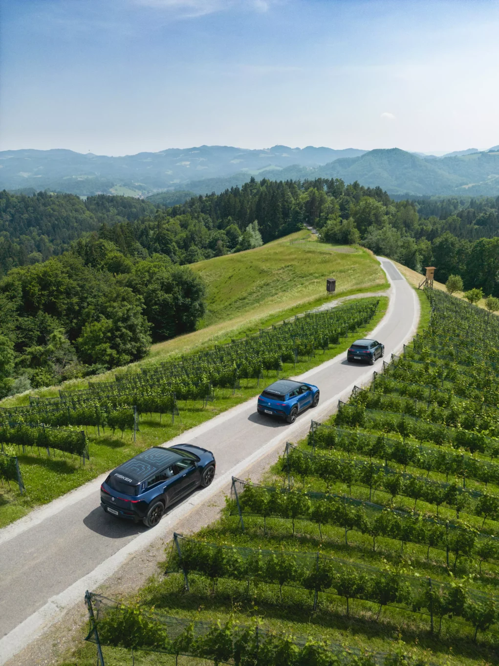Fisker Autos fahren auf Straße in der Steiermark