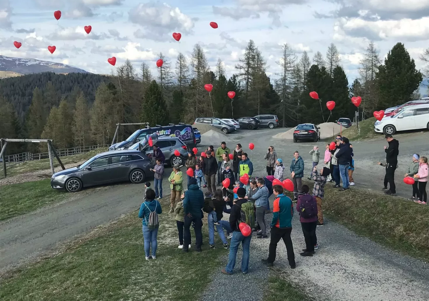 Foto in Beitrag von 5min.at: Zu sehen sind die herzkranken Kinder mit ihren Luftballons.