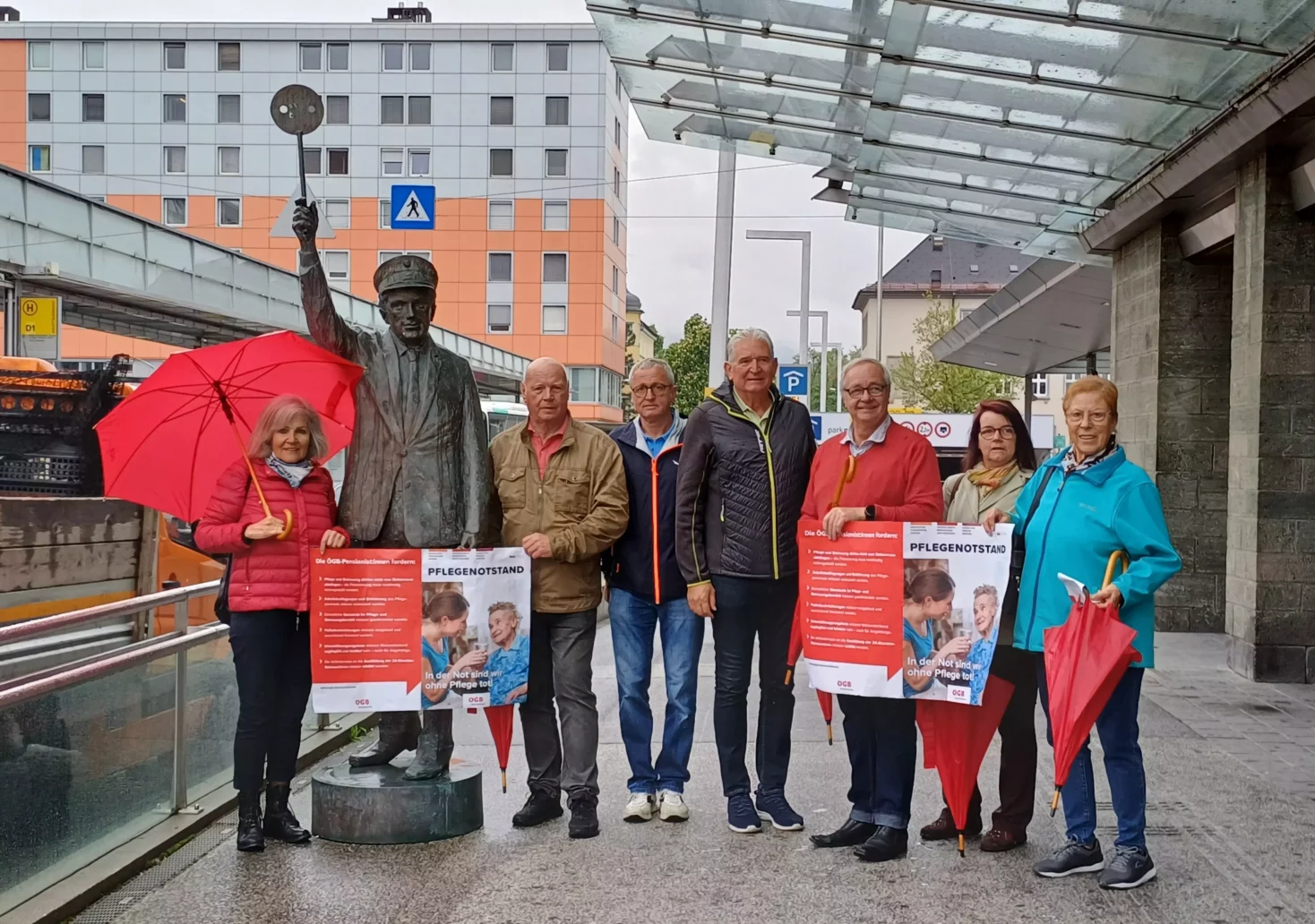 Foto in Beitrag von 5min.at: Zu sehen die Villacher Senioren vor dem Hauptbahnhof.