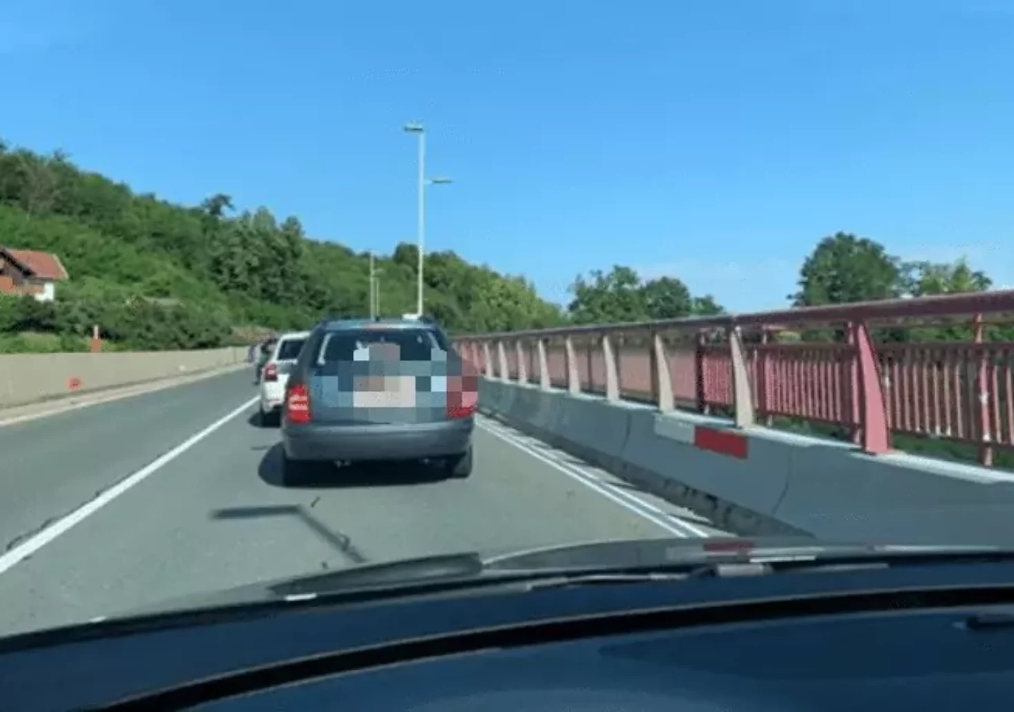 Das Bild auf 5min.at zeigt Autos auf der Rennsteiner Brücke.