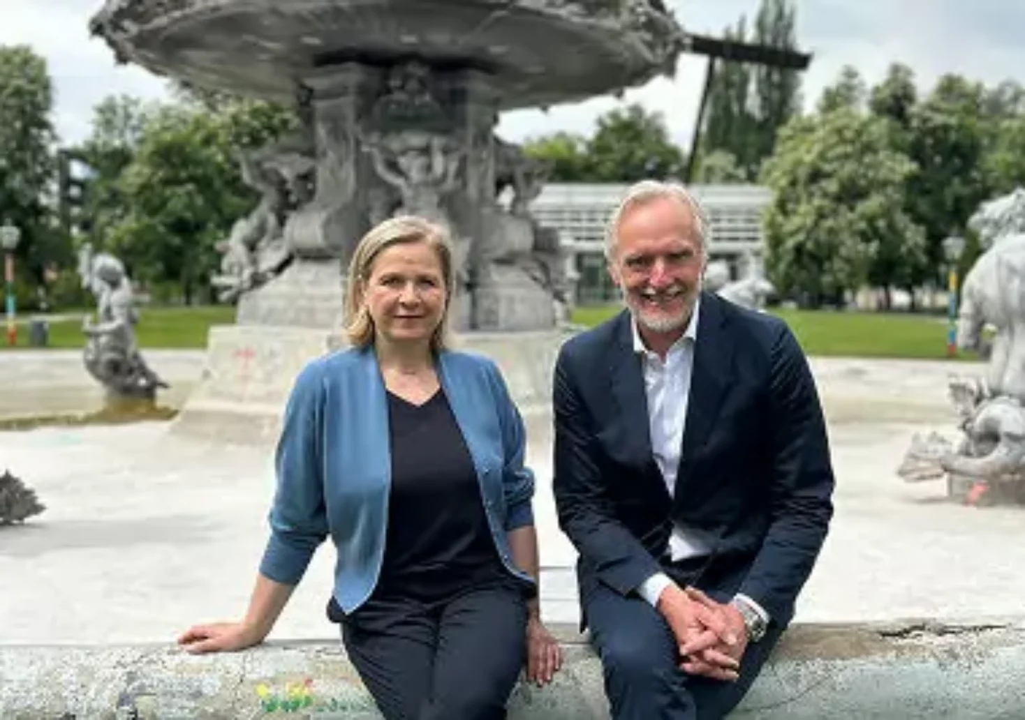 Das Bild auf 5min.at zeigt Vizebürgermeisterin Judith Schwentner und Stadtrat Günter Riegler vor dem Grazer Stadtparkbrunnen.