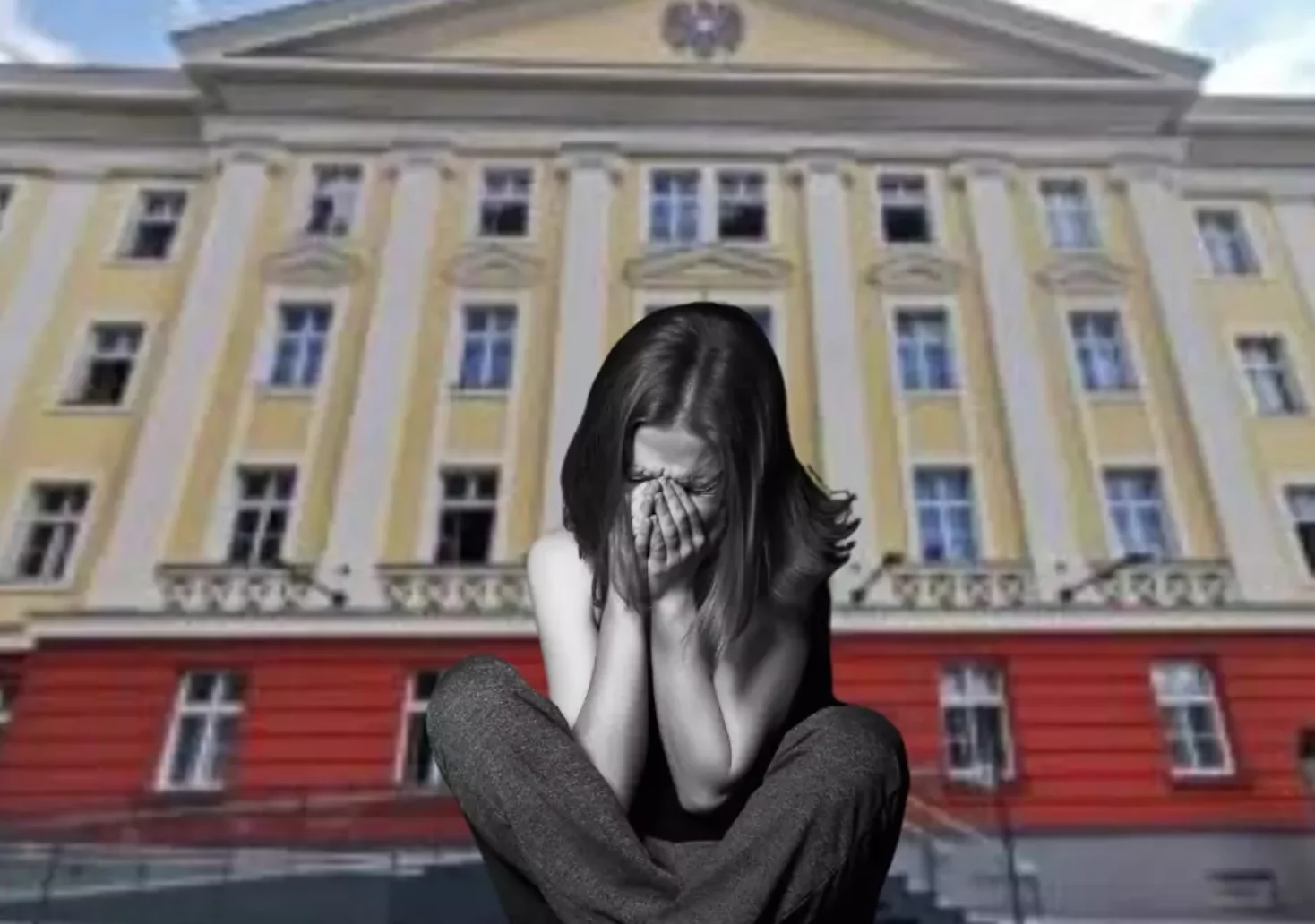 Bild auf 5min.at zeigt eine Frau weinend am Boden hockend.
