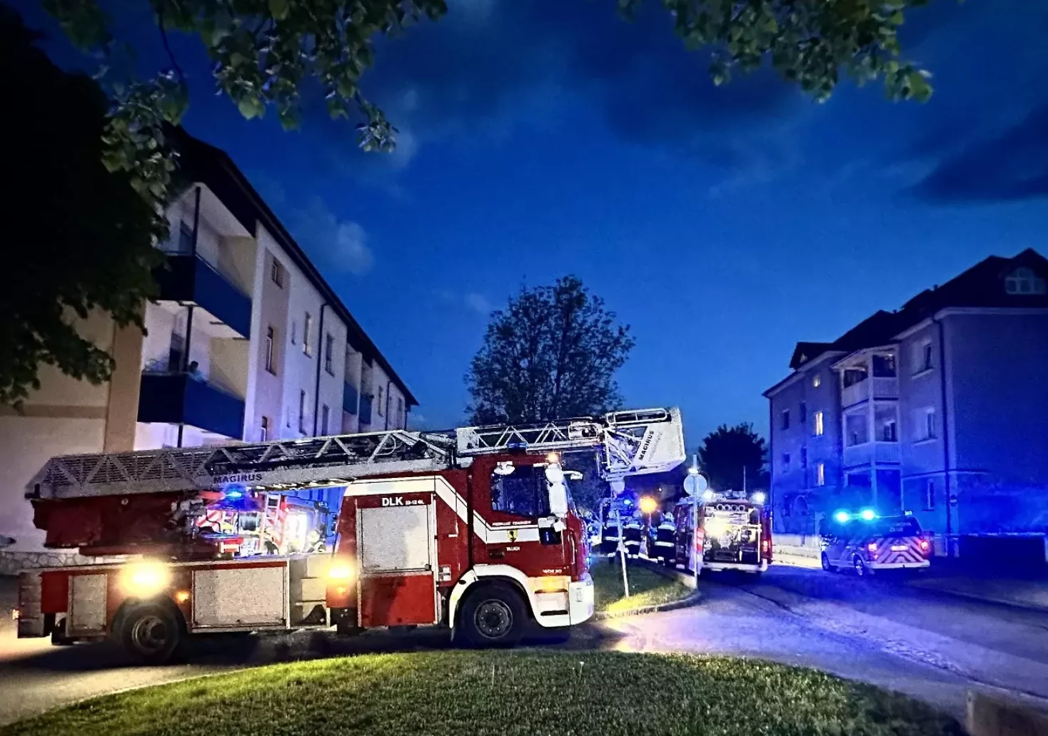 Bild auf 5min.at zeigt ein Feuerwehrauto bei einem nächtlichen Einsatz in Villach.