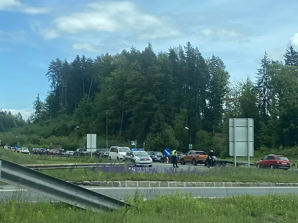 Das Bild auf 5min.at zeigt mehrere Autos im Stau nach einem Unfall.