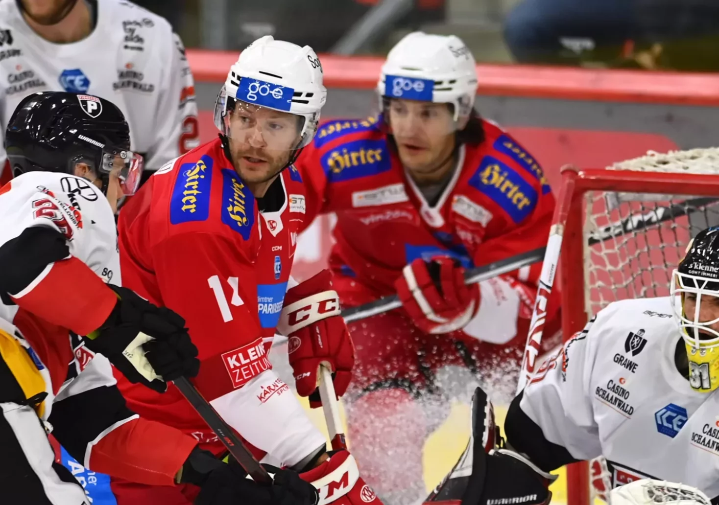Bild auf 5min.at zeigt die Mannschaften der Pioneers Vorarlberg und des KAC bei einem Eishockeyspiel.