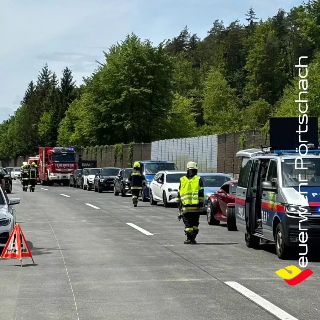Bild auf 5min.at zeigt die Autobahn nach einem Unfall, es staut sich, Feuerwehr, Rettung und Polizei sind vor Ort.