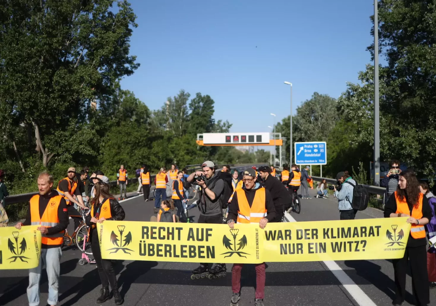 Skateboards & Fahrräder: Klimaaktivisten blockierten Autobahn