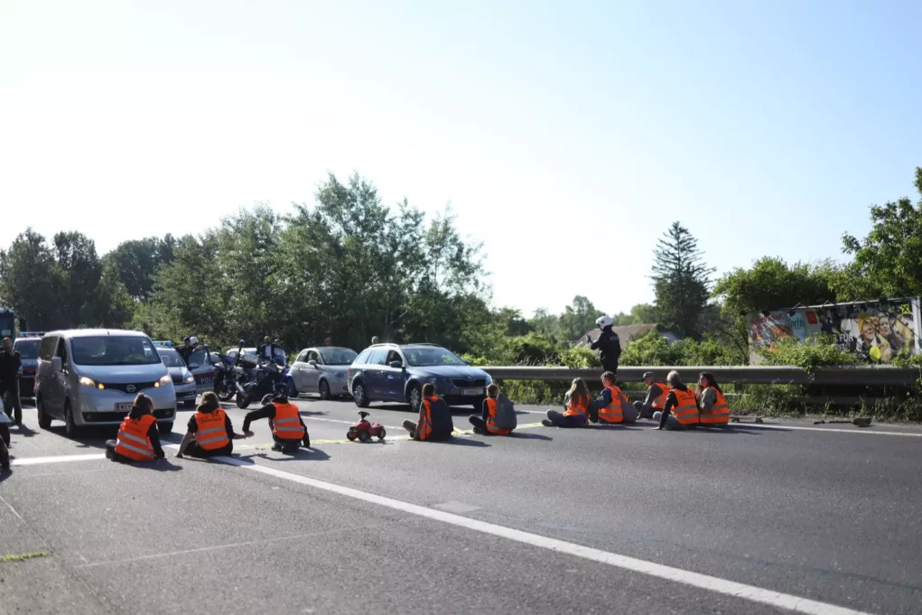 Skateboards & Fahrräder: Klimaaktivisten blockierten Autobahn