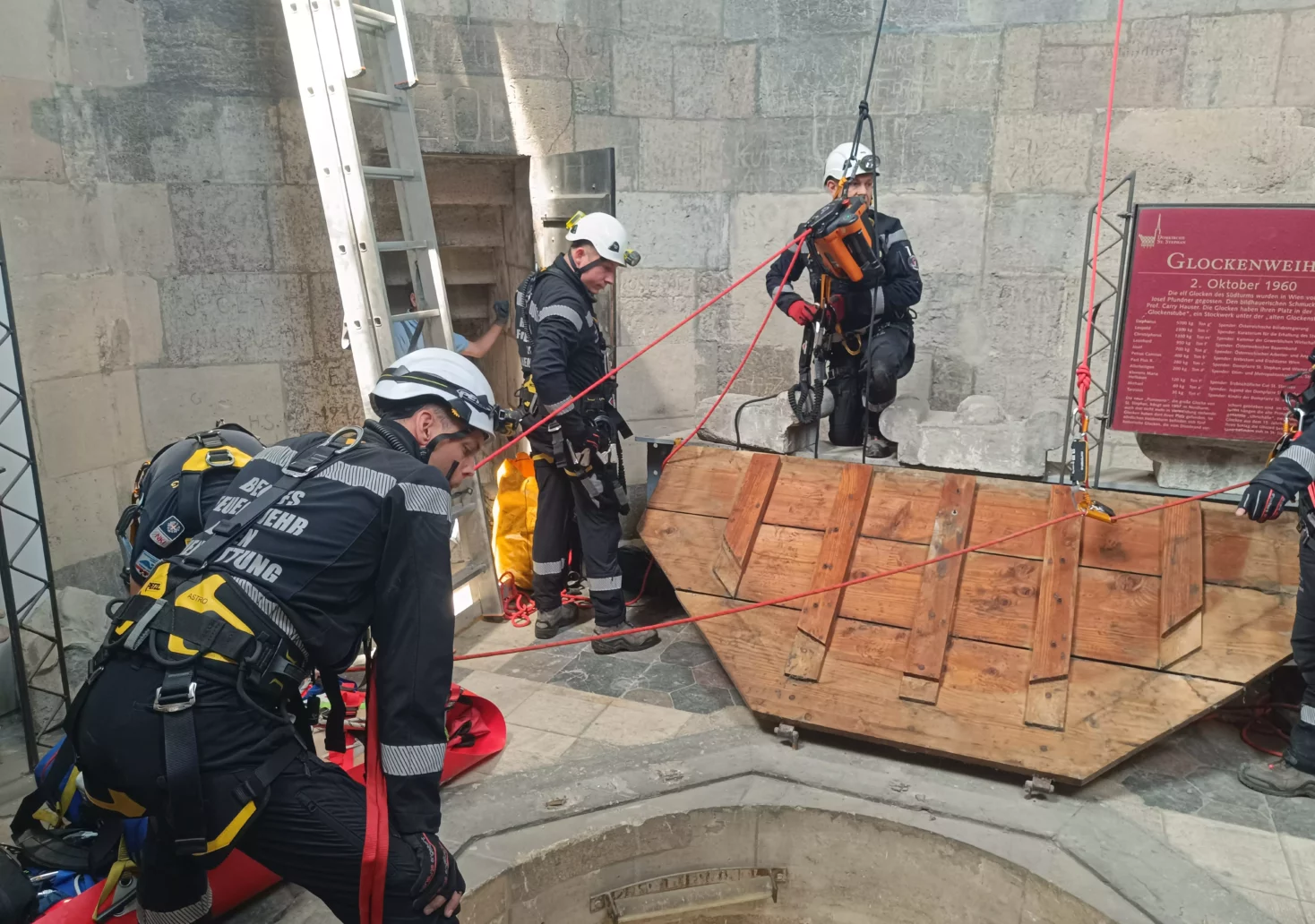 Rettungsaktion: Besucher in Stephansdom kollabiert