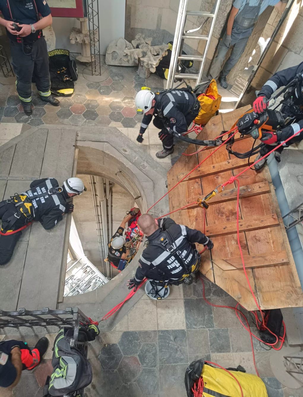 Rettungsaktion: Besucher in Stephansdom kollabiert
