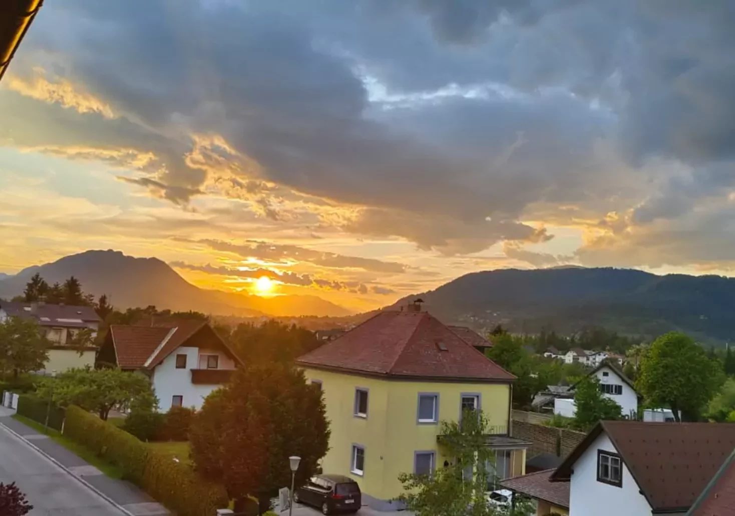 Bild auf 5min.at zeigt den Sonnenuntergang von Villach