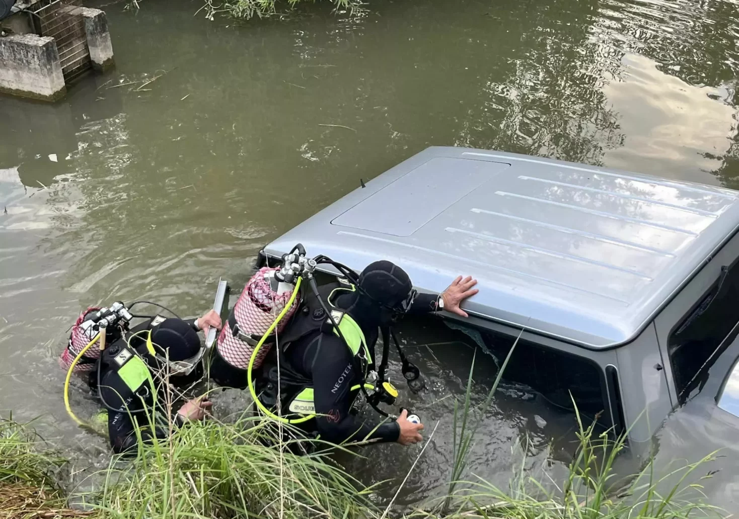 Lebensretter: Autofahrer landete im Teich, Floriani sprang sofort hinein